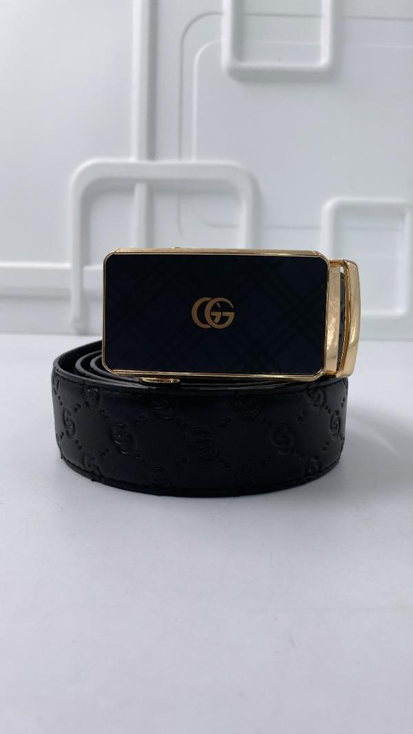 FAJA NEGRO/LABRADA MARCA GUCCI HEBILLA DORADA  PLACA NEGRA LOGO DORADO ESTAMPADO GRANDE