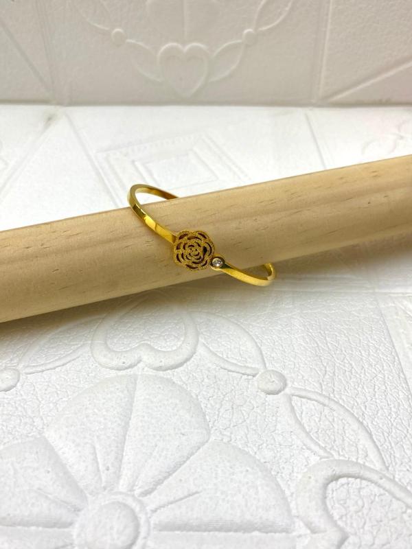 PULSERA DE ACERO RIGIDA DISE&Ntilde;O ROSA DORADO