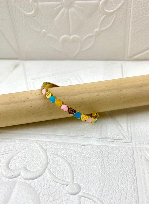 PULSERA DE ACERO RIGIDA DISE&Ntilde;O CORAZONES DE COLORES DORADO