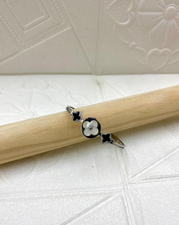 PULSERA DE ACERO RIGIDA LOUIS VUITTON DISE&Ntilde;O LV FLORES B/N PLATEADO