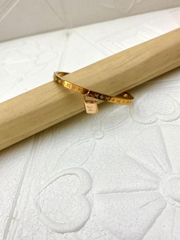 PULSERA DE ACERO RIGIDA LOUIS VUITTON DISE&Ntilde;O CANDADO ORO ROSA