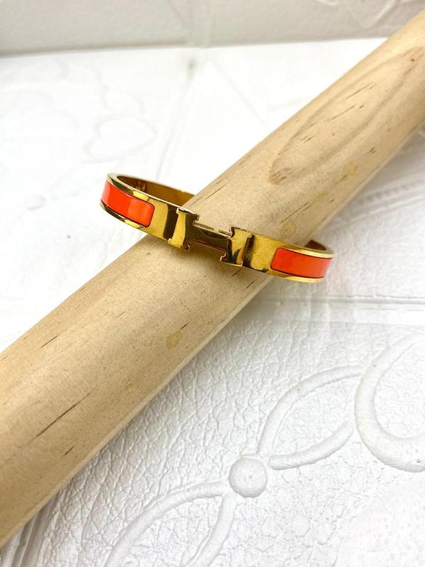 PULSERA DE ACERO RIGIDA HERMES DORADA DISE&Ntilde;O H NARANJA