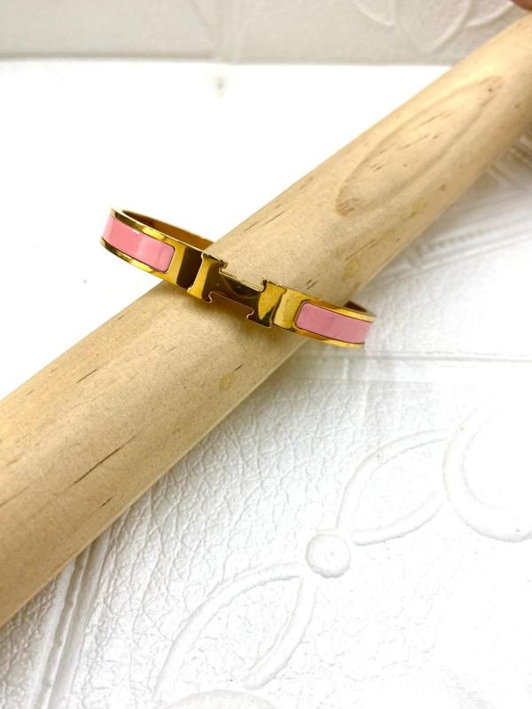 PULSERA DE ACERO RIGIDA HERMES DORADA DISE&Ntilde;O H ROSADO