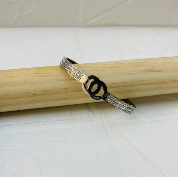 PULSERA DE ACERO RIGIDA CHANEL  DISE&Ntilde;O CHANEL GRANDE CON PERLAS PLATEADO