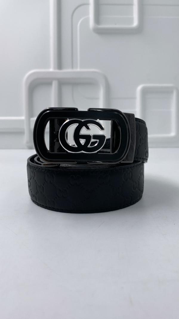 FAJA NEGRO/LABRADA MARCA GUCCI HEBILLA RECTANGULO NEGRA/GG PLATEADO