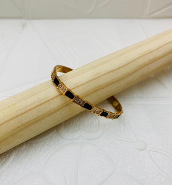 PULSERA DE ACERO RIGIDA ORO ROSA DISE&Ntilde;O CUADROS DE COLOR Y PERLAS NEGRO