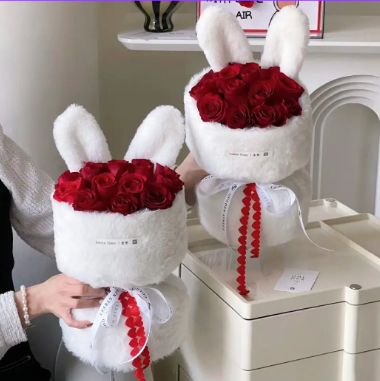 RAMO DE FLORES PRESERVADAS CON ENVOLTURA CONEJITO M ROJO