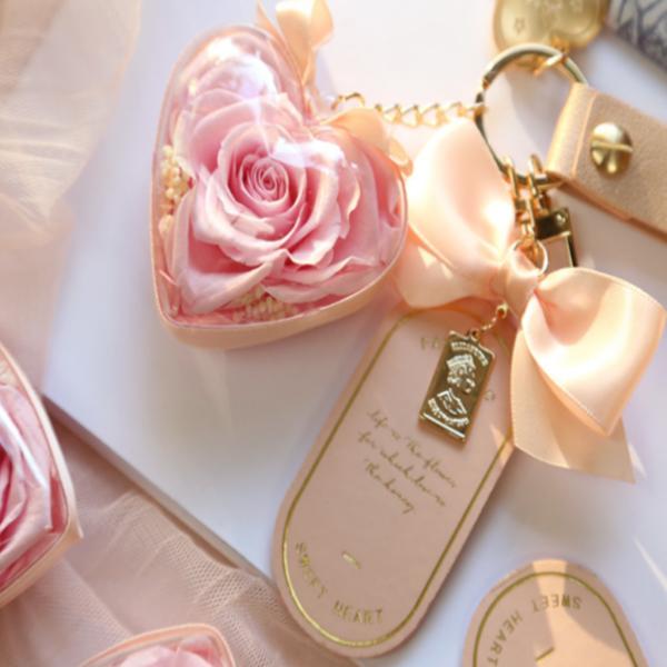 LLAVERO CON ROSA PRESERVADA ROSADO