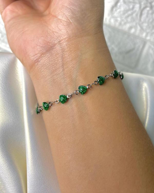 PULSERA DE ACERO PLATEADA CORAZONES VERDES