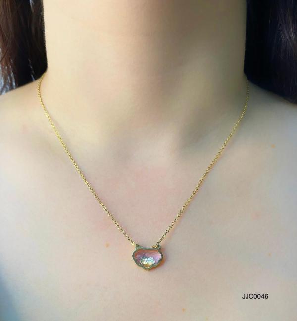 COLLAR ACERO DORADO NUBE ROSADA