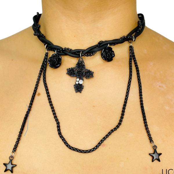 GARGANTILLA CUERO NEGRO TRENZADA DISE&Ntilde;O DE ROSA Y ESTRELLAS