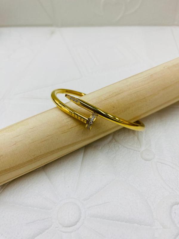 PULSERA DE ACERO RIGIDA CARTIER DISE&Ntilde;O CLAVO DORADO