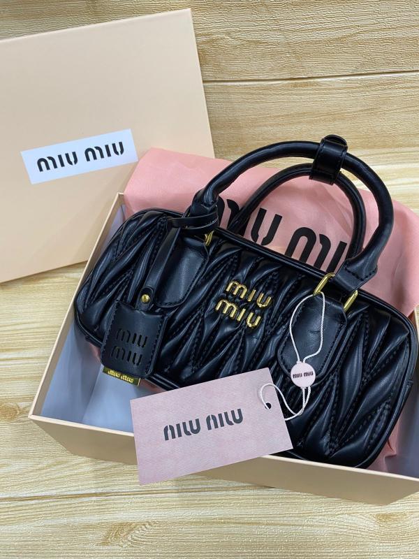 BOLSO MANO DISE&Ntilde;O ARCADIE MIU MIU NEGRO