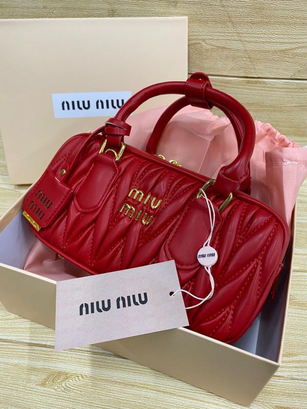 BOLSO MANO DISE&Ntilde;O ARCADIE MIU MIU ROJO