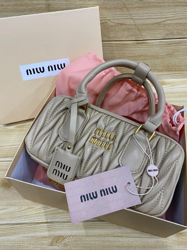 BOLSO MANO DISE&Ntilde;O ARCADIE MIU MIU BEIGE