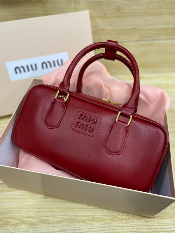 BOLSO MANO DISE&Ntilde;O ARCADIE MIU MIU ROJO