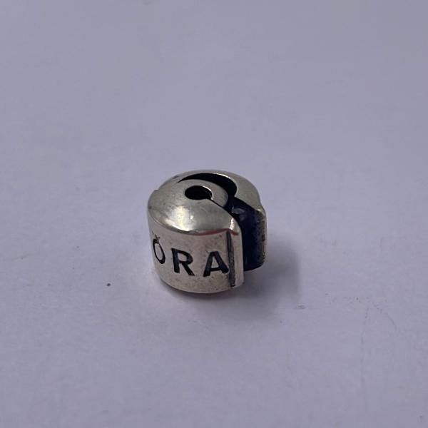 CHARM CLIP DE CIERRE  EMBLEMA PANDORA  CH01 PLATA